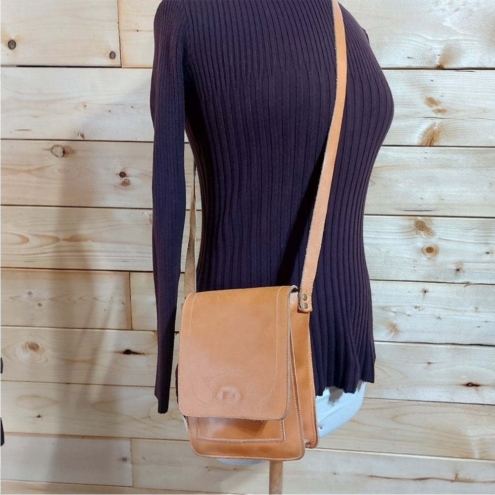 Vintage Tan Leather Crossbody Bag with Flap Closure - Picture 2 of 13